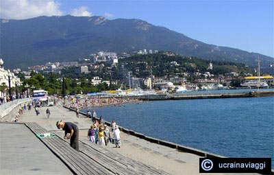 Il lungomare di Yalta e i pescatori